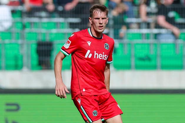 Emir Sahiti (Hannover 96) schaut waehrend des Freundschaftsspiels zwischen Hannover 96 und dem SC Verl, Heinz von Heiden Arena am 03. October 2026 in Hannover, Deutschland. (Foto von Marco Steinbrenner DeFodi Images) +++ Emir Sahiti (Hannover 96) looks on during the Friendly match between Hannover 96 and SC Verl at Heinz von Heiden Arena on October 3, 2026 in Hannover, Germany. (Photo by Marco Steinbrenner DeFodi Images) (Photo by Marco Steinbrenner DeFodi Images) -