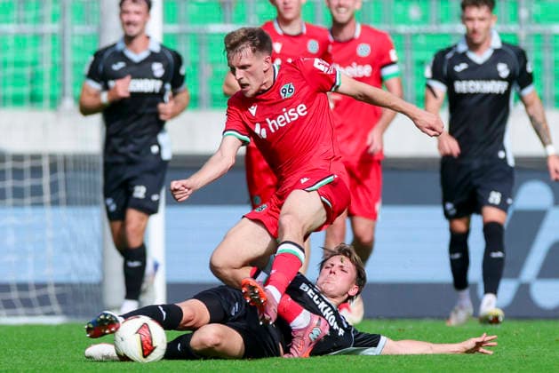Emir Sahiti (Hannover 96) und Fabian Wessig (SC Verl) kaempfen um den Ball waehrend des Freundschaftsspiels zwischen Hannover 96 und dem SC Verl, Heinz von Heiden Arena am 03. October 2026 in Hannover, Deutschland. (Foto von Marco Steinbrenner DeFodi Images) +++ Emir Sahiti (Hannover 96) und Fabian Wessig (SC Verl) battle for the ball during the Friendly match between Hannover 96 and SC Verl at Heinz von Heiden Arena on October 3, 2026 in Hannover, Germany. (Photo by Marco Steinbrenner DeFodi Images) (Photo by Marco Steinbrenner DeFodi Images) -