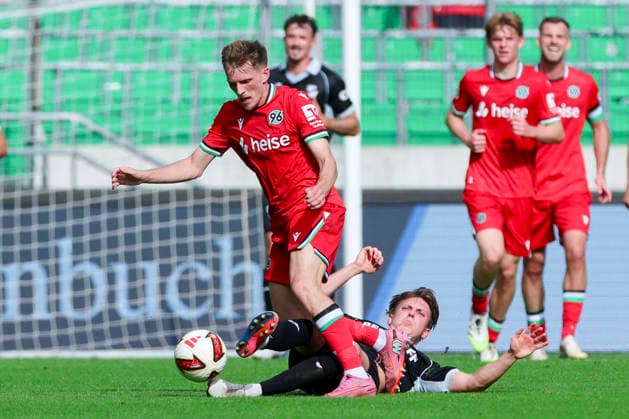Emir Sahiti (Hannover 96) und Fabian Wessig (SC Verl) kaempfen um den Ball waehrend des Freundschaftsspiels zwischen Hannover 96 und dem SC Verl, Heinz von Heiden Arena am 03. October 2026 in Hannover, Deutschland. (Foto von Marco Steinbrenner DeFodi Images) +++ Emir Sahiti (Hannover 96) und Fabian Wessig (SC Verl) battle for the ball during the Friendly match between Hannover 96 and SC Verl at Heinz von Heiden Arena on October 3, 2026 in Hannover, Germany. (Photo by Marco Steinbrenner DeFodi Images) (Photo by Marco Steinbrenner DeFodi Images) -