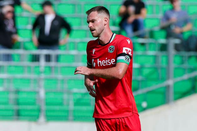 Boris Tomiak (Hannover 96) schaut enttaeuscht waehrend des Freundschaftsspiels zwischen Hannover 96 und dem SC Verl, Heinz von Heiden Arena am 03. October 2026 in Hannover, Deutschland. (Foto von Marco Steinbrenner DeFodi Images) +++ Boris Tomiak (Hannover 96) looks dejected during the Friendly match between Hannover 96 and SC Verl at Heinz von Heiden Arena on October 3, 2026 in Hannover, Germany. (Photo by Marco Steinbrenner DeFodi Images) (Photo by Marco Steinbrenner DeFodi Images) -