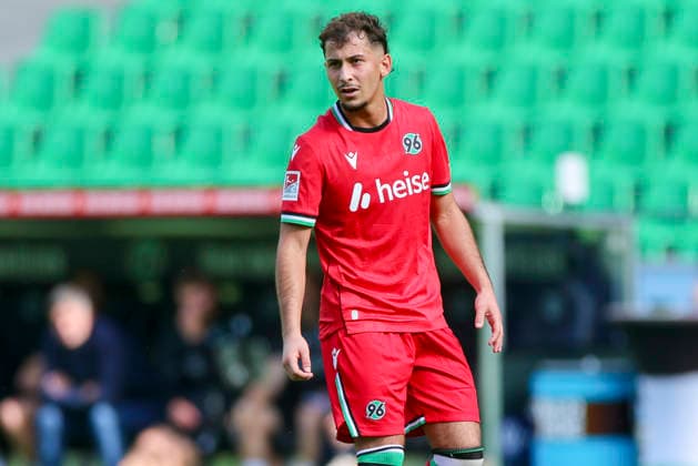 Taycan Ectibasi (Hannover 96) schaut waehrend des Freundschaftsspiels zwischen Hannover 96 und dem SC Verl, Heinz von Heiden Arena am 03. October 2026 in Hannover, Deutschland. (Foto von Marco Steinbrenner DeFodi Images) +++ Taycan Ectibasi (Hannover 96) looks on during the Friendly match between Hannover 96 and SC Verl at Heinz von Heiden Arena on October 3, 2026 in Hannover, Germany. (Photo by Marco Steinbrenner DeFodi Images) (Photo by Marco Steinbrenner DeFodi Images) -