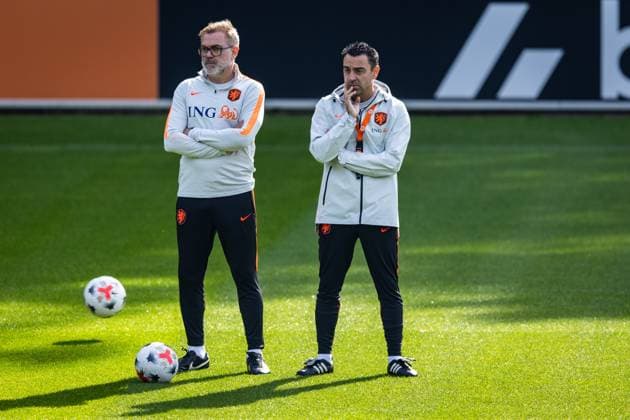 ZEIST - (lr) Assistant coach Oscar Hernandez Creus and national coach Xavi Hernandez during a training session in preparation for the Nations League match against Serbia. SONNY LENSEN ANP xVIxANPxSportx xxANPxIVx 571376988 originalFilename: 571376988.jpg