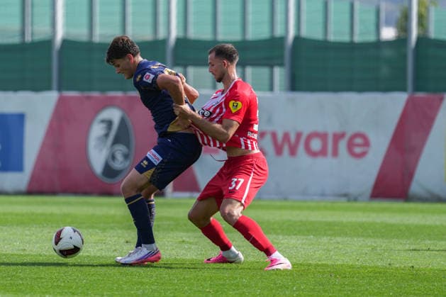 Testspiel: SC Freiburg vs FC Luzern, 03.10.2026 Sascha Meyer (FC Luzern, 71) im Zweikampf mit Max Rosenfelder (SC Freiburg, 37) Testspiel: SC Freiburg vs FC Luzern, Europa-Park Stadion, 03.10.2026 DFB DFL REGULATIONS PROHIBIT ANY USE OF PHOTOGRAPHS AS IMAGE SEQUENCES AND OR QUASI-VIDEO. Copyright: xBEAUTIFULxSPORTS Boscox