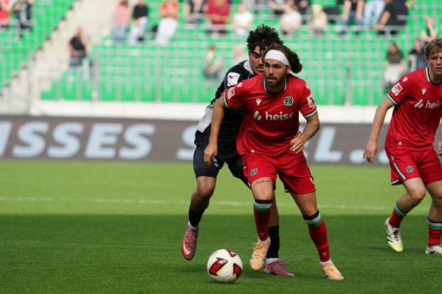 Deutschland: Fussball Testspiel Vereine 2026 2027, Freundschaftsspiel - Hannover 96 vs SC Verl - Heinz von Heiden Arena (Hannover): am Ball Kolja Oudenne (Hannover 96, 29) Copyright: xAymanxAlahmedx