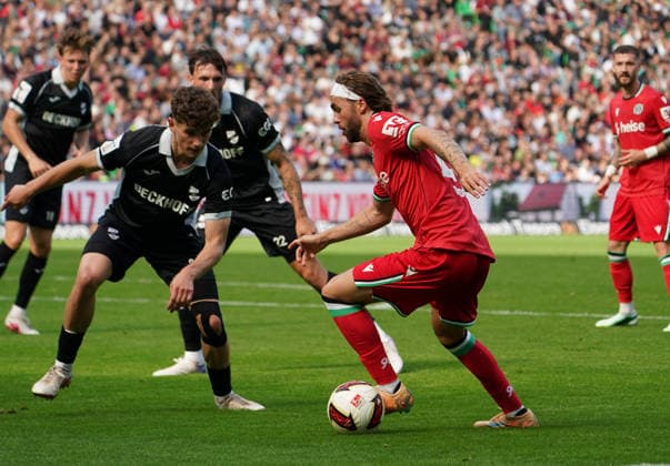 Deutschland: Fussball Testspiel Vereine 2026 2027, Freundschaftsspiel - Hannover 96 vs SC Verl - Heinz von Heiden Arena (Hannover): am Ball Kolja Oudenne (Hannover 96, 29) Copyright: xAymanxAlahmedx