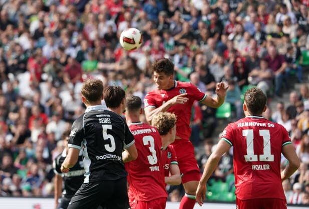 Deutschland: Fussball Testspiel Vereine 2026 2027, Freundschaftsspiel - Hannover 96 vs SC Verl - Heinz von Heiden Arena (Hannover): Kopfballduell Franz Roggow (Hannover 96, 13) Copyright: xAymanxAlahmedx