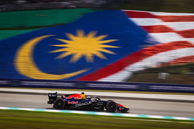 03 VERSTAPPEN Max (nld), Red Bull Racing Ford RB22, action F1 GP 16 Bahrain 2026 in Malaysia 63 RUSSELL George (gbr), Mercedes AMG F1 Team W17, action F1 GP 16 Bahrain 2026 in Malaysia 03 VERSTAPPEN Max (nld), Red Bull Racing Ford RB22, action during the 2026 Formula 1 Bahrain Grand Prix in Malaysia, 16th round of the 2026 Formula One World Championship, WM, Weltmeisterschaft from October 2 to 4, 2026 on the Sepang International Circuit, in Sepang, Malaysia - Photo Antonin Vincent DPPI Malaysia
