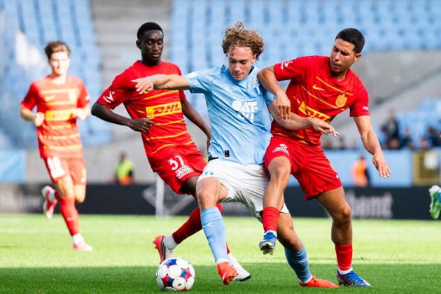 261003 Anton Höög of Malmö FF in between Lamine Sadio and Nicklas Rojkjaer of FC Nordsjälland during the Friendly match between Malmö FF and FC Nordsjälland on October 3, 2026 in Malmö. Photo: Avdo Bilkanovic BILDBYRAN COP 115 AB0391 fotboll football soccer fotball träningsmatch friendly match malmö ff fc nordsjälland bbeng Copyright: AVDOxBILKANOVIC BB261003AB025