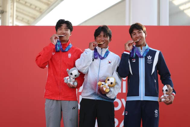 (261003) -- GAMAGORI, Oct. 3, 2026 -- Gold medalist Choi Jiun (C) of South Korea, silver medalist Goh Ian (L) of Singapore and bronze medalist Cheng De Villemor Salgado Tiago of China s Hong Kong pose during the awarding ceremony for the Boys Dinghy of Sailing at the 20th Asian Games Aichi-Nagoya 2026 in Gamagori of Aichi Prefecture, Japan, Oct. 3, 2026. ) (SP)JAPAN-GAMAGORI-ASIAN GAMES-SAILING-BOYS DINGHY DengxHua 