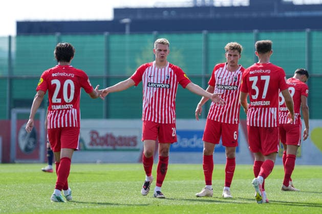 Rihito Yamamoto (SC Freiburg, 20), Matthias Ginter (SC Freiburg, 28), Patrick Osterhage (SC Freiburg, 06) und Max Rosenfelder (SC Freiburg, 37) Torjubel, Emotionen, Torschuss, Abschluss, Torerfolg, Tor, Treffer , Deutschland, Fussball, Testspiel, SC Freiburg vs. FC Luzern, 03.10.2026, Europa-Park Stadion, Trainingsplatz, Freiburg Freiburg Europa-Park Stadion, Trainingspl Baden-Wuerttemberg Deutschland Copyright: xArnexAmbergx