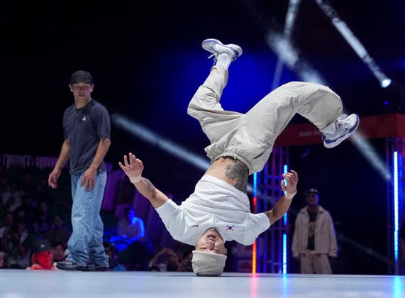 (261003) -- TOKONAME, Oct. 3, 2026 -- South Korea s Kim Hongyul competes during the B-Boys final match of Breaking between Japan s Nakarai Shigeyuki and South Korea s Kim Hongyul at the 20th Asian Games Aichi-Nagoya 2026 in Tokoname of Aichi Prefecture, Japan, Oct. 3, 2026. ) (SP)JAPAN-TOKONAME-ASIAN GAMES-BREAKING-B-BOYS CheongxKamxKa 