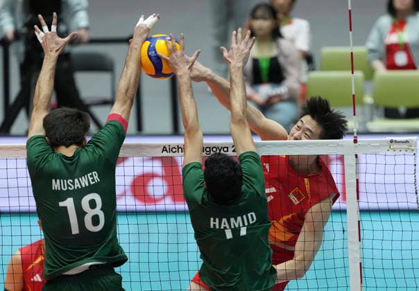 (261003) -- OKAZAKI, Oct. 3, 2026 -- Li Lei (R) of China spikes the ball during the men s volleyball bronze medal match between China and Pakistan at the 20th Asian Games Aichi-Nagoya 2026 in Okazaki of Aichi Prefecture, Japan, Oct. 3, 2026. ) (SP)JAPAN-OKAZAKI-ASIAN GAMES-VOLLEYBALL-MEN S BRONZE MEDAL FINAL-CHN VS PAK JiaxYuchen 