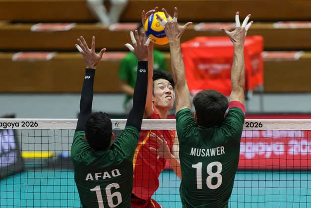 (261003) -- OKAZAKI, Oct. 3, 2026 -- Wen Zihua (C) of China spikes the ball during the men s volleyball bronze medal match between China and Pakistan at the 20th Asian Games Aichi-Nagoya 2026 in Okazaki of Aichi Prefecture, Japan, Oct. 3, 2026. ) (SP)JAPAN-OKAZAKI-ASIAN GAMES-VOLLEYBALL-MEN S BRONZE MEDAL FINAL-CHN VS PAK JiaxYuchen 