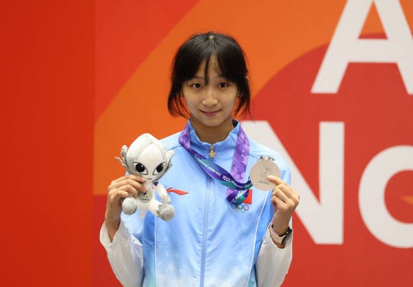 (261003) -- TOYOHASHI, Oct. 3, 2026 -- Silver medalist Zhang Chuling of China poses during the awarding ceremony for the women -57kg of taekwondo at the 20th Asian Games Aichi-Nagoya 2026 in Toyohashi of Aichi Prefecture, Japan, Oct. 3, 2026. ) (SP)JAPAN-TOYOHASHI-ASIAN GAMES-TAEKWONDO-WOMEN S -57KG WangxFei 