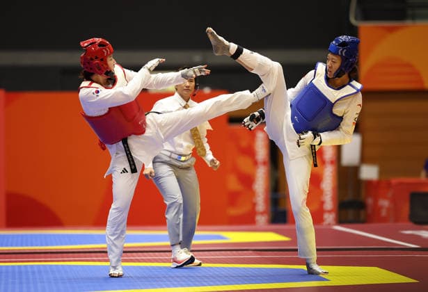 (261003) -- TOYOHASHI, Oct. 3, 2026 -- Mu Wenzhe (R) of China competes with Song Dabin of South Korea during the women s taekwondo +67kg final match at the 20th Asian Games Aichi-Nagoya 2026 in Toyohashi of Aichi Prefecture, Japan, Oct. 3, 2026. ) (SP)JAPAN-TOYOHASHI-ASIAN GAMES-TAEKWONDO-WOMEN S +67KG WangxFei 