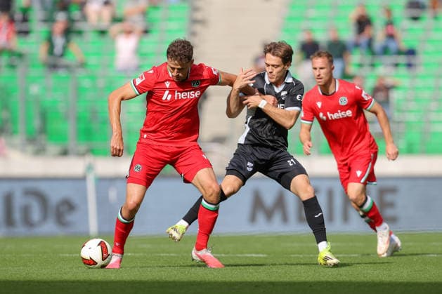 03.10.2026, xtgx, Fussball Testspiel, Hannover 96 - SC Verl, v.l. Benedikt Pichler (Hannover, 11), Mika Clausen (Verl) Zweikampf, Duell, Kampf, tackle (DFL DFB REGULATIONS PROHIBIT ANY USE OF PHOTOGRAPHS as IMAGE SEQUENCES and or QUASI-VIDEO) Hannover