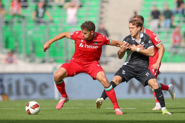 03.10.2026, xtgx, Fussball Testspiel, Hannover 96 - SC Verl, v.l. Benedikt Pichler (Hannover, 11), Mika Clausen (Verl) Zweikampf, Duell, Kampf, tackle (DFL DFB REGULATIONS PROHIBIT ANY USE OF PHOTOGRAPHS as IMAGE SEQUENCES and or QUASI-VIDEO) Hannover