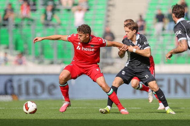 03.10.2026, xtgx, Fussball Testspiel, Hannover 96 - SC Verl, v.l. Benedikt Pichler (Hannover, 11), Mika Clausen (Verl) Zweikampf, Duell, Kampf, tackle (DFL DFB REGULATIONS PROHIBIT ANY USE OF PHOTOGRAPHS as IMAGE SEQUENCES and or QUASI-VIDEO) Hannover