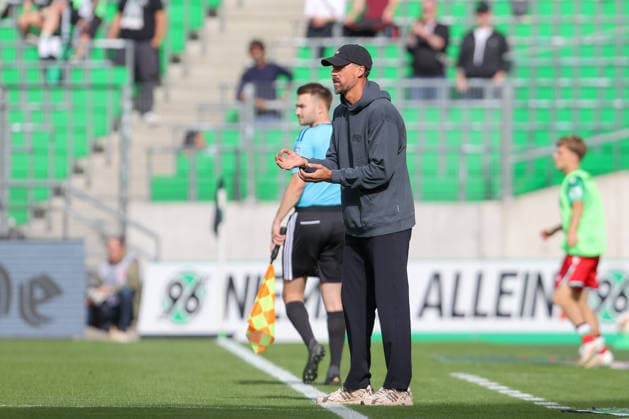 03.10.2026, xtgx, Fussball Testspiel, Hannover 96 - SC Verl, v.l. Sandro Wagner (Hannover Trainer) gibt Anweisungen, gestikuliert mit den Armen, gesticulate, gives instructions (DFL DFB REGULATIONS PROHIBIT ANY USE OF PHOTOGRAPHS as IMAGE SEQUENCES and or QUASI-VIDEO) Hannover