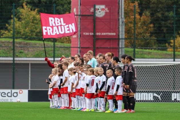 Deutschland: Fußball Google Pixel Frauen-Bundesliga 2026 - 2027, 6. Spieltag - RB Leipzig gegen FSV Mainz 05, Trainingszentrum von RB Leipzig (Leipzig): Einlauf Teams Copyright: xLucasxWalterx