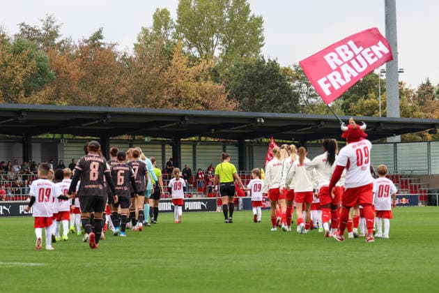 Deutschland: Fußball Google Pixel Frauen-Bundesliga 2026 - 2027, 6. Spieltag - RB Leipzig gegen FSV Mainz 05, Trainingszentrum von RB Leipzig (Leipzig): Einlauf Teams Copyright: xLucasxWalterx