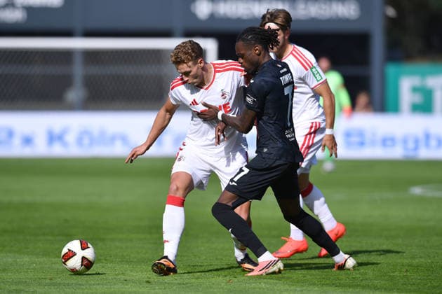 Fußball Testspiel FC Viktoria Köln - 1. FC Köln am 03.10.2026 im Sportpark Höhenberg in Köln Sebastian Sebulonsen ( Köln ), links - Yannick Tonye ( Köln ), rechts