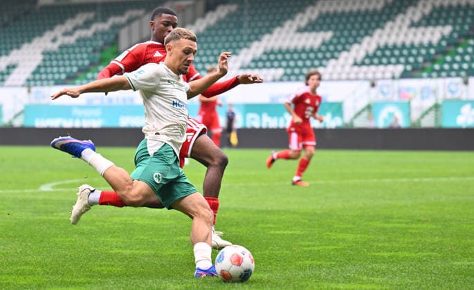03.10.2026 - Fussball - Saison 2026 2027 - Regionalliga Bayern - 12. Spieltag: SpVgg Greuther Fürth Fuerth II U23 ( Kleeblatt ) - FC Bayern München II FCB - - xwoxzix - Jakob Krautkrämer (7, SpVgg Greuther Fürth II ) vor k.A. (8, FC Bayern München II )