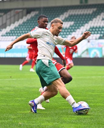 03.10.2026 - Fussball - Saison 2026 2027 - Regionalliga Bayern - 12. Spieltag: SpVgg Greuther Fürth Fuerth II U23 ( Kleeblatt ) - FC Bayern München II FCB - - xwoxzix - Jakob Krautkrämer (7, SpVgg Greuther Fürth II ) vor k.A. (8, FC Bayern München II )