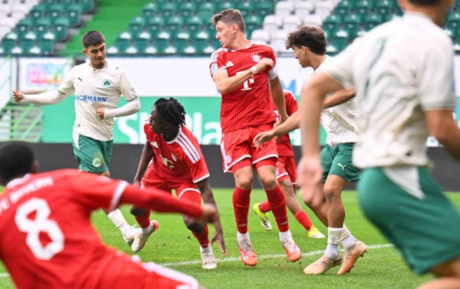 03.10.2026 - Fussball - Saison 2026 2027 - Regionalliga Bayern - 12. Spieltag: SpVgg Greuther Fürth Fuerth II U23 ( Kleeblatt ) - FC Bayern München II FCB - - xwoxzix - Aaron Keller (17, SpVgg Greuther Fürth II ) erzielt Treffer Tor Torschuß zum 1:0