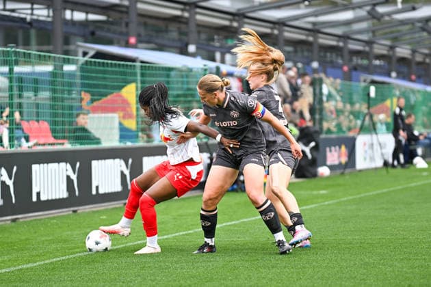 Fußball I Frauen I Saison 2026-2027 I Bundesliga I 6. Spieltag I RB Leipzig - 1. FSV Mainz 05 I 03.10.2026 Kampf um den Ball zwischen Delice Boboy (17, Rasenballsport Leipzig), Johanna Maria Berg (9, 1. FSV Mainz 05) und Maja Lara Pageler (37, 1. FSV Mainz 05) Leipzig RB Trainingszentrum, Cottaweg 7 Sachsen Deutschland Copyright: xLobeca InesxHähnelx