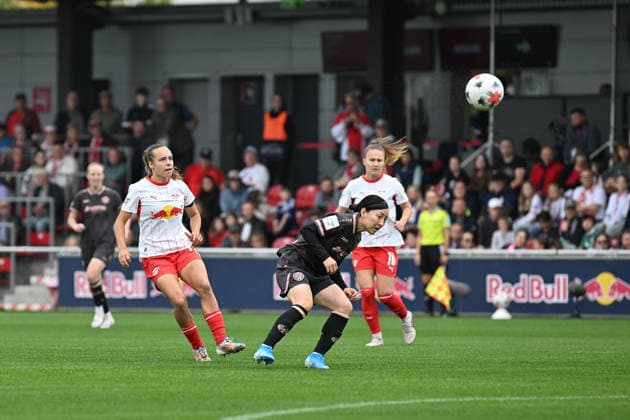 Fußball I Frauen I Saison 2026-2027 I Bundesliga I 6. Spieltag I RB Leipzig - 1. FSV Mainz 05 I 03.10.2026 Torschuss Jasmien Mathys (12, Rasenballsport Leipzig), Akari Kurishima (6, 1. FSV Mainz 05) duckt sich weg Leipzig RB Trainingszentrum, Cottaweg 7 Sachsen Deutschland Copyright: xLobeca InesxHähnelx
