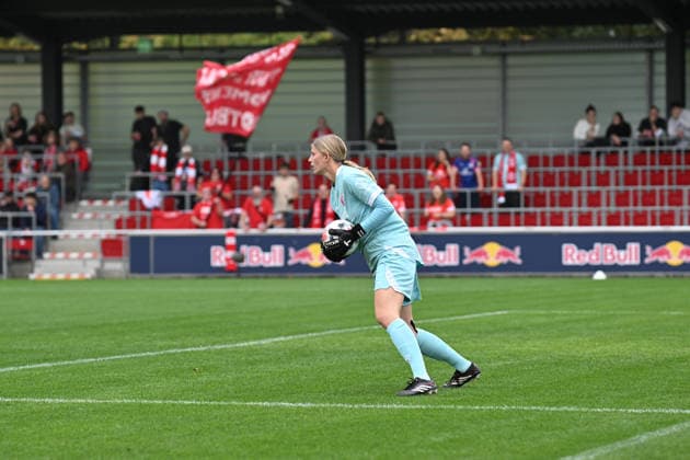 Fußball I Frauen I Saison 2026-2027 I Bundesliga I 6. Spieltag I RB Leipzig - 1. FSV Mainz 05 I 03.10.2026 Torhüterin Marisa Schön (33, 1. FSV Mainz 05) fängt den Ball Freisteller, Nahaufnahme, Porträt, Portrait, Einzelfoto, Einzelbild, Körper Leipzig RB Trainingszentrum, Cottaweg 7 Sachsen Deutschland Copyright: xLobeca InesxHähnelx