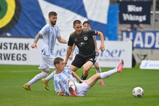 Mirko PUSCHER(AN) Aktion,Zweikampf gegen Emre ERDOGAN (1860 Muenchen). Li:Eric UHLMANN (1860 Muenchen) Fussball Regionalliga Bayern Saison 2026 2027,26 27 12.Spieltag TSV 1860 Muenchen - SpVgg Ansbach am 03.10.2026 in Muenchen GRUENWALDER STADION.