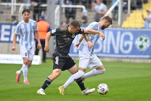 Mirko PUSCHER(AN) Aktion,Zweikampf gegen Eric UHLMANN (1860 Muenchen) Fussball Regionalliga Bayern Saison 2026 2027,26 27 12.Spieltag TSV 1860 Muenchen - SpVgg Ansbach am 03.10.2026 in Muenchen GRUENWALDER STADION.