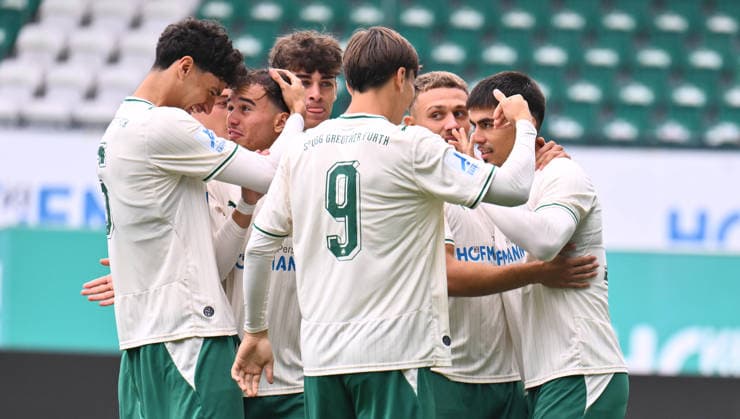 03.10.2026 - Fussball - Saison 2026 2027 - Regionalliga Bayern - 12. Spieltag: SpVgg Greuther Fürth Fuerth II U23 ( Kleeblatt ) - FC Bayern München II FCB - - xwoxzix - Torjubel Jubel Freude nach Treffer Tor Torschuß zum 1:0 durch Aaron Keller (17, SpVgg Greuther Fürth II ) -