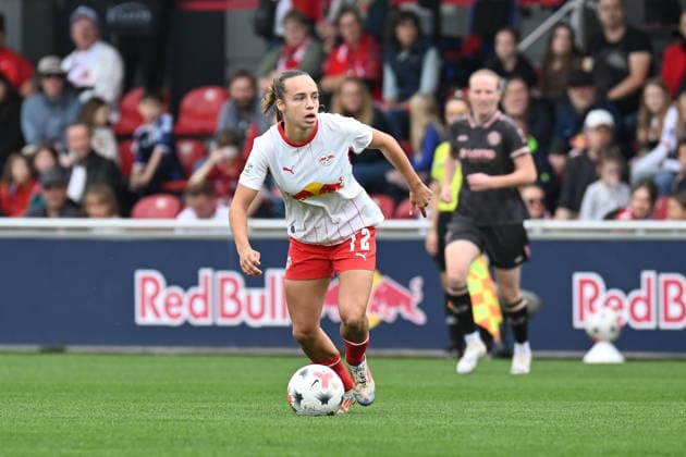 Fußball I Frauen I Saison 2026-2027 I Bundesliga I 6. Spieltag I RB Leipzig - 1. FSV Mainz 05 I 03.10.2026 Jasmien Mathys (12, Rasenballsport Leipzig) dribbelt mit dem Ball Freisteller, Nahaufnahme, Porträt, Portrait, Einzelfoto, Einzelbild, Körper Leipzig RB Trainingszentrum, Cottaweg 7 Sachsen Deutschland Copyright: xLobeca InesxHähnelx