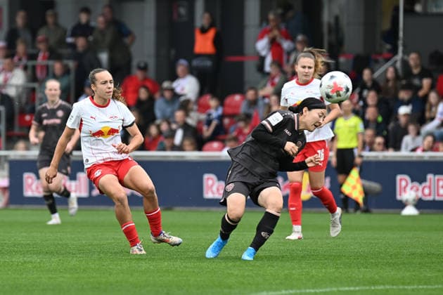 Fußball I Frauen I Saison 2026-2027 I Bundesliga I 6. Spieltag I RB Leipzig - 1. FSV Mainz 05 I 03.10.2026 Torschuss Jasmien Mathys (12, Rasenballsport Leipzig), Akari Kurishima (6, 1. FSV Mainz 05) duckt sich weg Leipzig RB Trainingszentrum, Cottaweg 7 Sachsen Deutschland Copyright: xLobeca InesxHähnelx