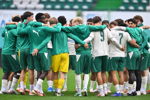 03.10.2026 - Fussball - Saison 2026 2027 - Regionalliga Bayern - 12. Spieltag: SpVgg Greuther Fürth Fuerth II U23 ( Kleeblatt ) - FC Bayern München II FCB - - xwoxzix - Teamkreis Mannschaft Team Fürth vor Spielbeginn
