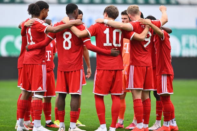 03.10.2026 - Fussball - Saison 2026 2027 - Regionalliga Bayern - 12. Spieltag: SpVgg Greuther Fürth Fuerth II U23 ( Kleeblatt ) - FC Bayern München II FCB - - xwoxzix - Teamkreis Mannschaft Team FCB vor Spielbeginn