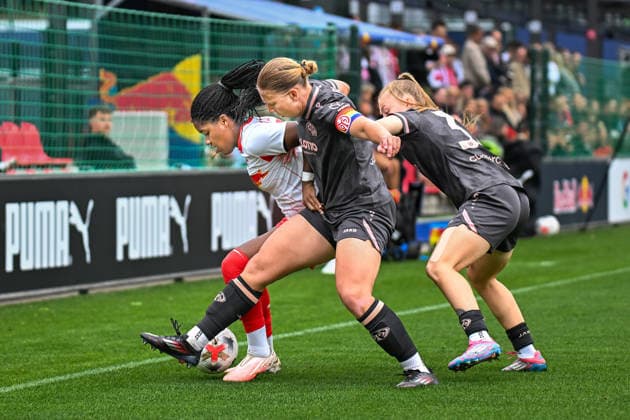 Fußball I Frauen I Saison 2026-2027 I Bundesliga I 6. Spieltag I RB Leipzig - 1. FSV Mainz 05 I 03.10.2026 Kampf um den Ball zwischen Delice Boboy (17, Rasenballsport Leipzig), Johanna Maria Berg (9, 1. FSV Mainz 05) und Maja Lara Pageler (37, 1. FSV Mainz 05) Leipzig RB Trainingszentrum, Cottaweg 7 Sachsen Deutschland Copyright: xLobeca InesxHähnelx