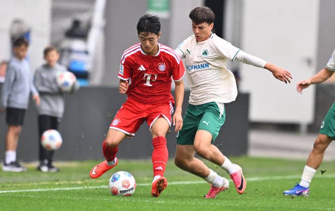 03.10.2026 - Fussball - Saison 2026 2027 - Regionalliga Bayern - 12. Spieltag: SpVgg Greuther Fürth Fuerth II U23 ( Kleeblatt ) - FC Bayern München II FCB - - xwoxzix - Doyeon Kim (3, FC Bayern München II ) Dominik Spath (9, SpVgg Greuther Fürth II )