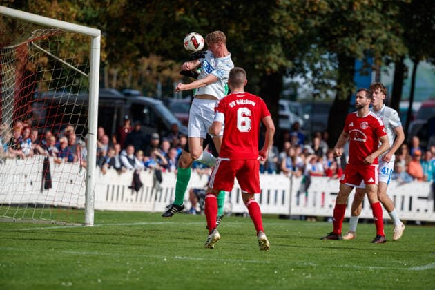 Emil Frost Holten (Rostock) köpft hier das 0:1; GER, SV Gützkow vs. FC Hansa Rostock, Fußball, Männer, 3.Runde, Lübzer Pils Landespokal,, Spielzeit 2026 2027, 03.10.2026 Gützkow Stadion Gützkow Mecklenburg - Vorpommern Deutschland