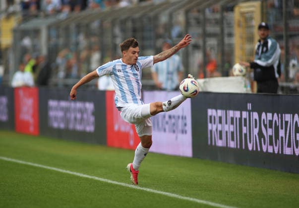 Fussball, Herren, Regionalliga Bayern, Saison 2026 2027, TSV 1860 München - SpVgg Ansbach, Grünwalder Stadion Mark Gevorgyan (TSV 1860 München) im kampf um den Ball