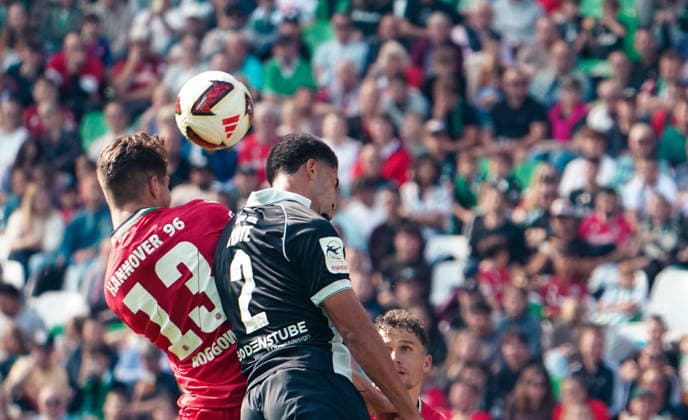Deutschland: Fussball Testspiel Vereine 2026 2027, Freundschaftsspiel - Hannover 96 vs SC Verl - Heinz von Heiden Arena (Hannover): Kopfballduell Franz Roggow (Hannover 96, 13) Raphael Araoye (SC Verl, 2) Copyright: xAymanxAlahmedx