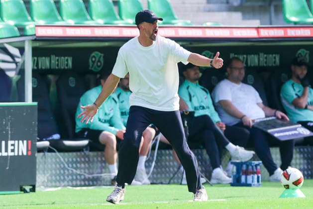 Trainer Sandro Wagner (Hannover 96) gestikuliert waehrend des Freundschaftsspiels zwischen Hannover 96 und dem SC Verl, Heinz von Heiden Arena am 03. October 2026 in Hannover, Deutschland. (Foto von Marco Steinbrenner DeFodi Images) +++ Trainer Sandro Wagner (Hannover 96) gestures during the Friendly match between Hannover 96 and SC Verl at Heinz von Heiden Arena on October 3, 2026 in Hannover, Germany. (Photo by Marco Steinbrenner DeFodi Images) (Photo by Marco Steinbrenner DeFodi Images) -