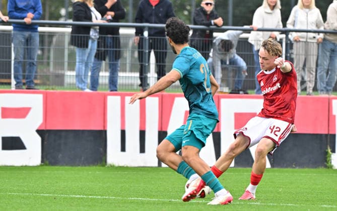 03.10.2025 - Fussball - Saison 2025 2026 - Regionalliga Bayern - 12. Spieltag: 1. FC Nürnberg II FCN ( Club) - FC Augsburg 2 FCA Augsburg - MeZi - xmexzix - Luca Horst (42, 1. FC Nürnberg FCN II ) erzielt Treffer Tor Torschuß zum 1:0