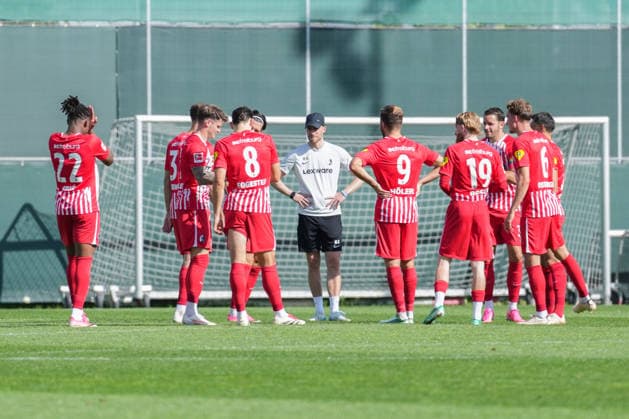 Testspiel: SC Freiburg vs FC Luzern, 03.10.2026 Die Mannschaft des SC Freiburg vor Anpfiff zur zweiten Halbzeit Testspiel: SC Freiburg vs FC Luzern, Europa-Park Stadion, 03.10.2026 DFB DFL REGULATIONS PROHIBIT ANY USE OF PHOTOGRAPHS AS IMAGE SEQUENCES AND OR QUASI-VIDEO. Copyright: xBEAUTIFULxSPORTS Boscox