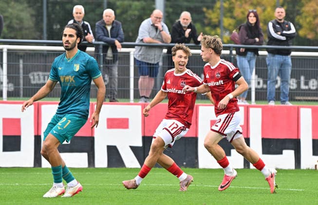 03.10.2025 - Fussball - Saison 2025 2026 - Regionalliga Bayern - 12. Spieltag: 1. FC Nürnberg II FCN ( Club) - FC Augsburg 2 FCA Augsburg - MeZi - xmexzix - Torjubel Jubel Freude nach Treffer Tor Torschuß zum 1:0 durch Luca Horst (42, 1. FC Nürnberg FCN II )