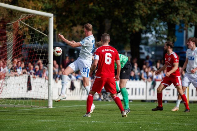 Emil Frost Holten (Rostock) köpft hier das 0:1; GER, SV Gützkow vs. FC Hansa Rostock, Fußball, Männer, 3.Runde, Lübzer Pils Landespokal,, Spielzeit 2026 2027, 03.10.2026 Gützkow Stadion Gützkow Mecklenburg - Vorpommern Deutschland