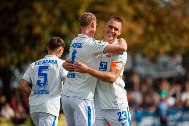 Torjubel 0:1 links Torschütze Emil Frost Holten (Rostock) mit Franz Pfanne (Rostock) ; GER, SV Gützkow vs. FC Hansa Rostock, Fußball, Männer, 3.Runde, Lübzer Pils Landespokal,, Spielzeit 2026 2027, 03.10.2026 Gützkow Stadion Gützkow Mecklenburg - Vorpommern Deutschland